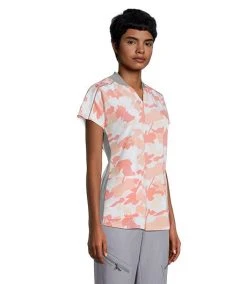 Scrubletics Women's Chest Pocket Scrub Top - Coral Splatt -Helly Hansen shop 403710 3FLBSLS23101CRS PROD 3 MULTI